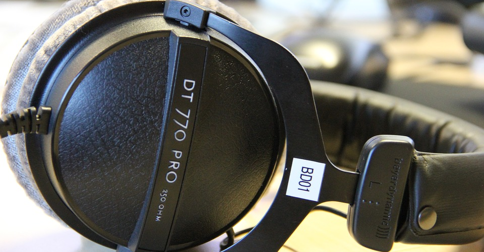 Headphones Comparison: Beyerdynamic DT 770 Pro vs. Beyerdynamic DT 990 Pro