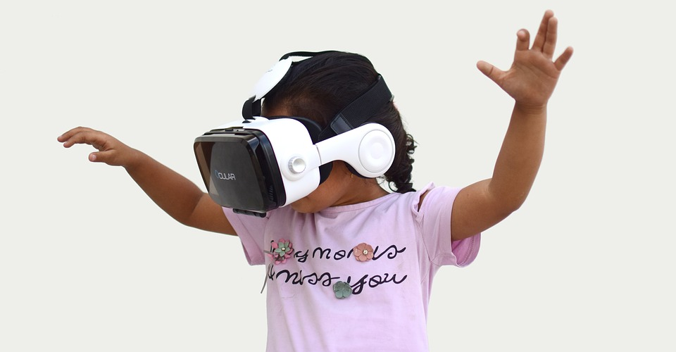 How do Lenses in VR Goggles Work?